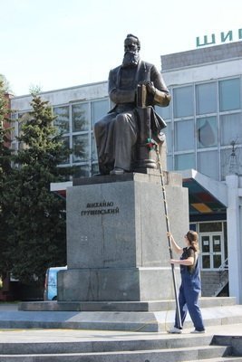 У Луцьку до Дня Перемоги миють памʼятники. ФОТО