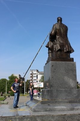 У Луцьку до Дня Перемоги миють памʼятники. ФОТО