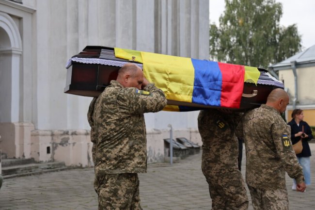 «Він полюбив Україну, за яку віддав життя. Поховати його тут - остання воля сина»: у Луцьку попрощалися з воїном з Колумбії