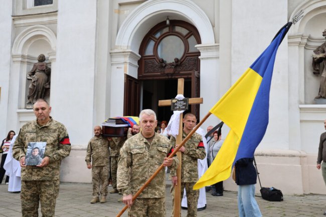 «Він полюбив Україну, за яку віддав життя. Поховати його тут - остання воля сина»: у Луцьку попрощалися з воїном з Колумбії
