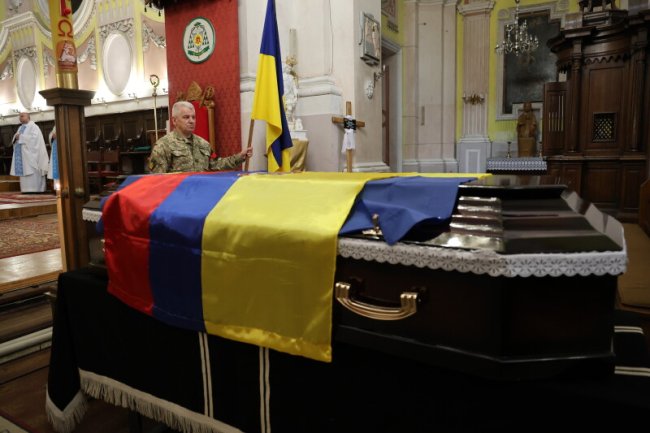 «Він полюбив Україну, за яку віддав життя. Поховати його тут - остання воля сина»: у Луцьку попрощалися з воїном з Колумбії