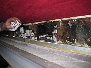 На пункті пропуску «Устилуг» затримали автобус із цигарками на мільйон гривень. ФОТО