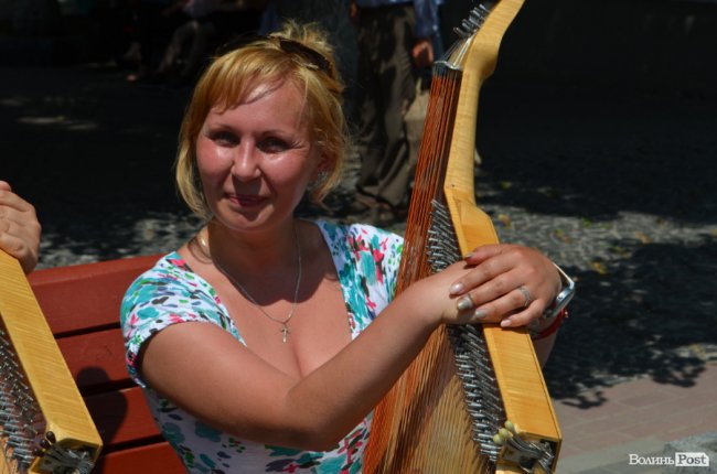 Бандуристки підкорили лучан віртуозним виконанням на головній пішохідній вулиці. ФОТО