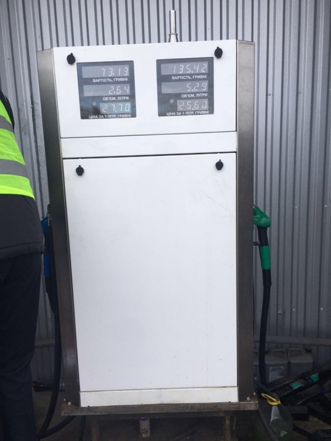На Волині припинили діяльність незаконної заправки. ФОТО