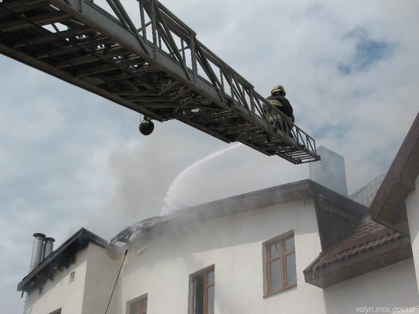 Біля Луцька – пожежа на новобудові. ФОТО. ВІДЕО