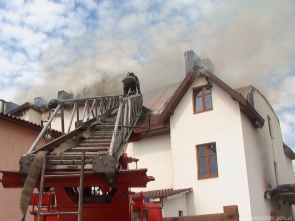 Біля Луцька – пожежа на новобудові. ФОТО. ВІДЕО