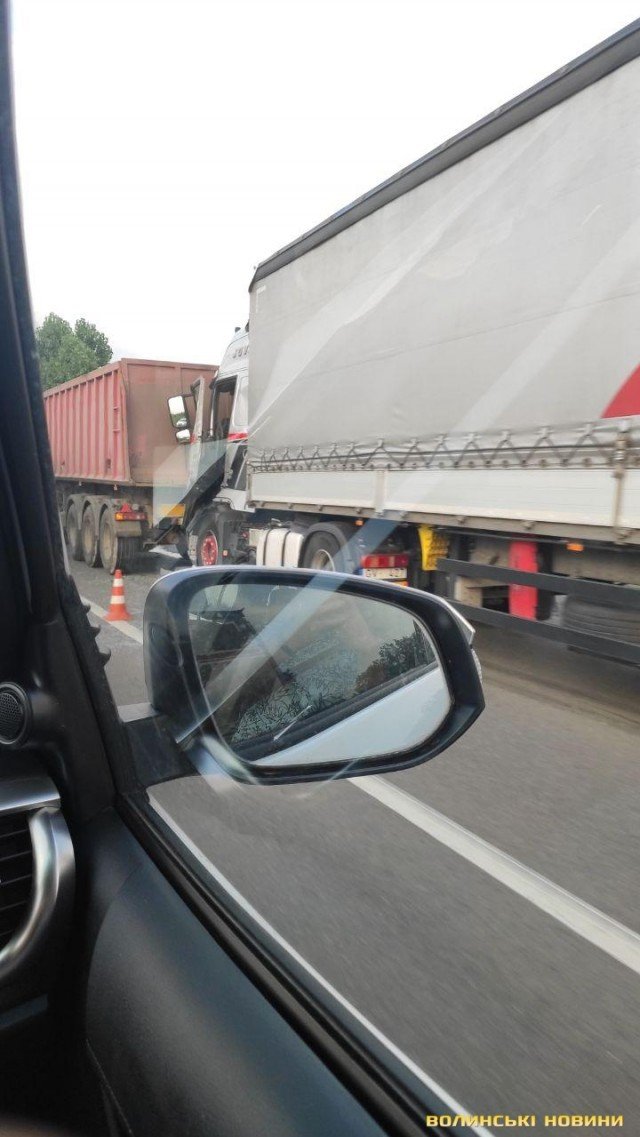 Неподалік Луцька зіткнулися дві фури. ВІДЕО