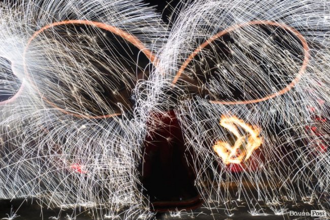 Вогонь у лініях і візерунках із «Ночі у Луцькому замку». ФОТО