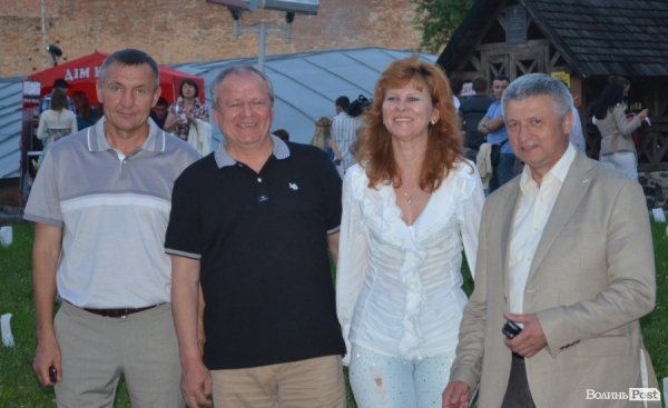 Віктор Чорнуха (другий зліва) і Володимир Мельникович (крайній зправа)