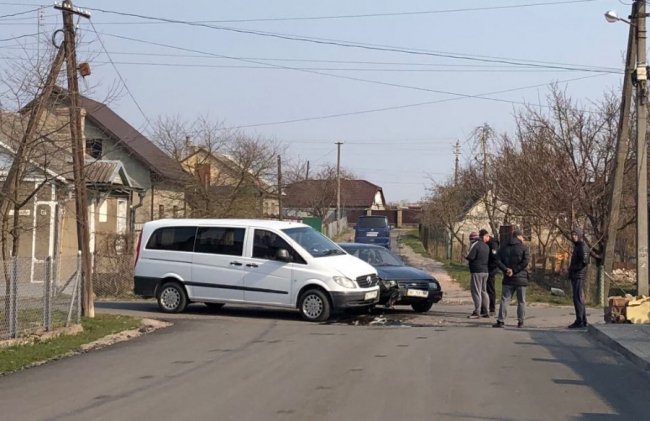 На Волині зіткнулися бус і легковик. ФОТО