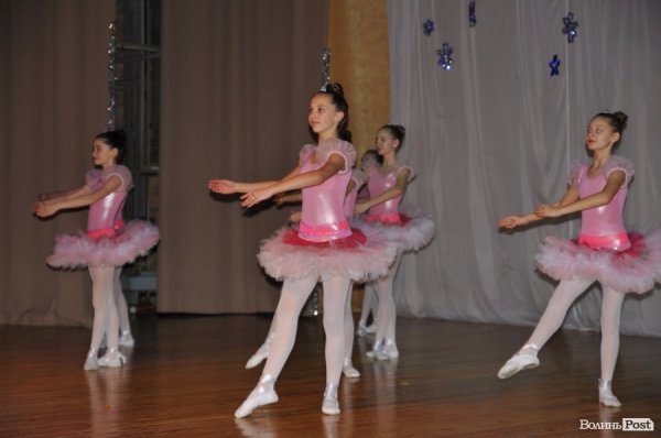 Ведмеді, зайчики і танцюючі ялинки: у Луцьку діткам влаштували новорічну казку