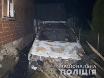 На Рівненщині вночі невідомі підпалили авто: вогонь перекинувся на будинок. ФОТО