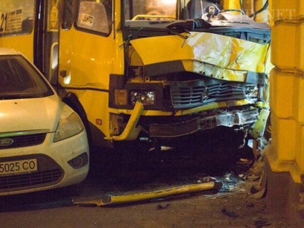 Смертельна аварія в Львові: загинула 19-річна дівчина. ФОТО. ВІДЕО