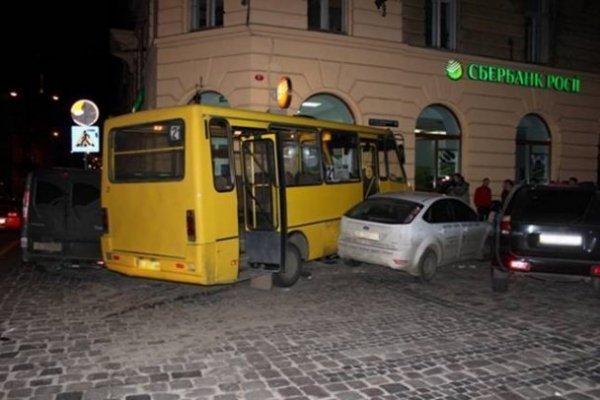 Смертельна аварія в Львові: загинула 19-річна дівчина. ФОТО. ВІДЕО