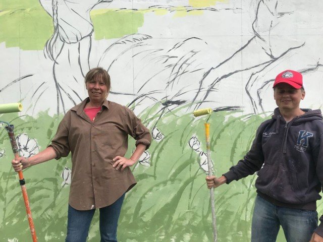 Волинянка і переселенець з Харківщини створюють картину-мурал