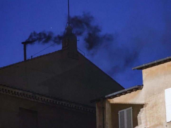 Над Ватиканом знову чорний дим: кардинали вдруге не змогли обрати Папу