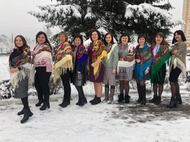 Волинянки приєдналися до флешмобу «Зроби фото з хусткою». ФОТО, ВІДЕО