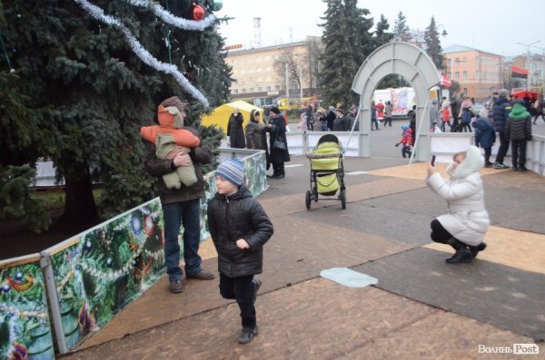 У Луцьку запалили новорічну ялинку. ФОТО