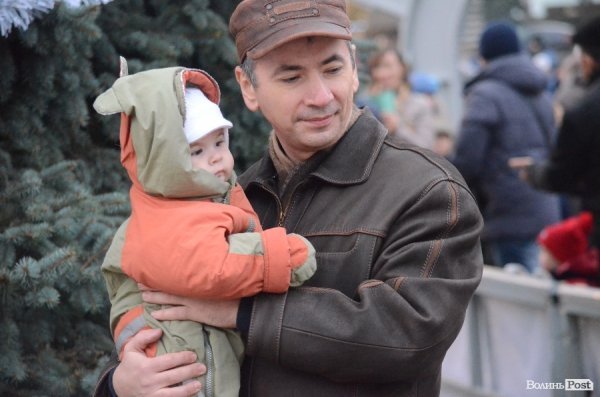 У Луцьку запалили новорічну ялинку. ФОТО