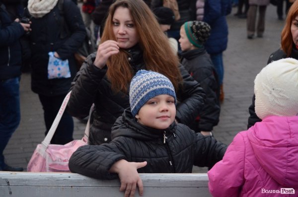 У Луцьку запалили новорічну ялинку. ФОТО