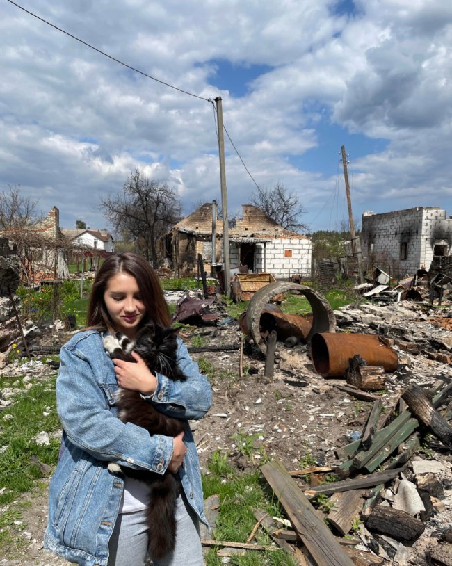 Раніше мама просила носити шапку, а зараз – «бронік»: волинянка волонтерить на прифронтових територіях