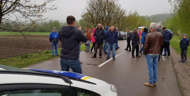 Селяни на Рівненщині перекрили дорогу до урочища Гурби, де сьогодні вшановують загиблих