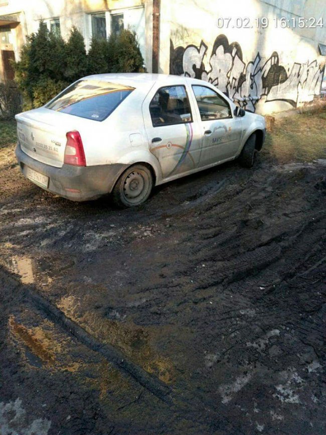 У Луцьку автохам наскладав гору будівельного сміття просто у дворі. ФОТО