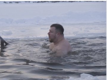 Мер міста на Волині показав, як пірнав у крижану воду. ВІДЕО