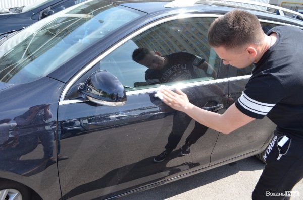 На стоянці біля «Нової лінії» «пофарбували» машини. ФОТО