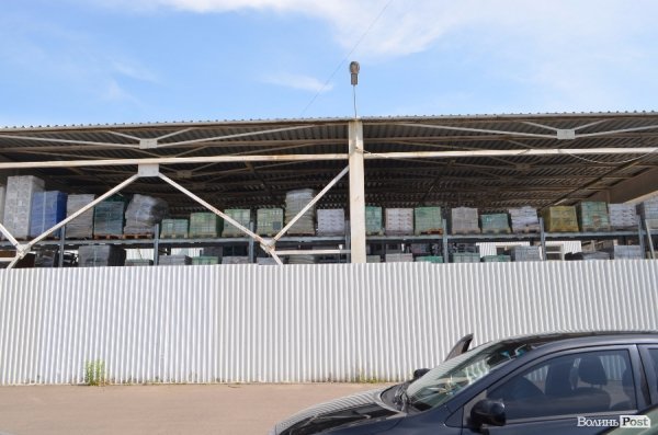 На стоянці біля «Нової лінії» «пофарбували» машини. ФОТО