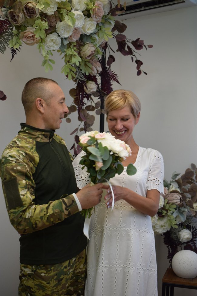 У Луцьку поєднали свої долі військовий Роман та його кохана Таїсія. ФОТО