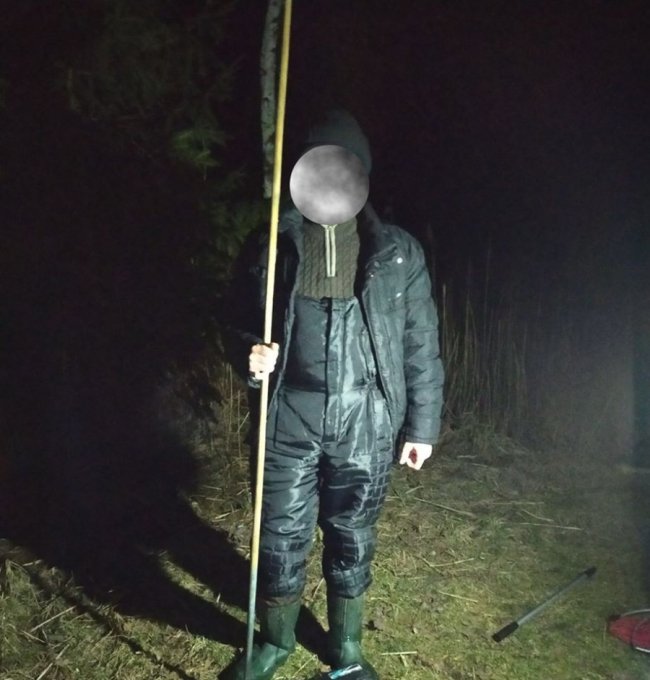На Волині посеред ночі затримали чотирьох браконьєрів, які ловили рибу «острогами». ФОТО