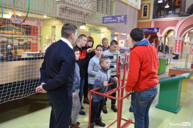 Заступник голови Волинської ОДА показав дива науки і техніки особливим діткам. ФОТО