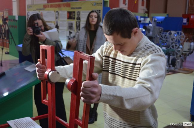 Заступник голови Волинської ОДА показав дива науки і техніки особливим діткам. ФОТО