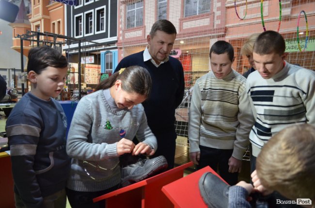 Заступник голови Волинської ОДА показав дива науки і техніки особливим діткам. ФОТО