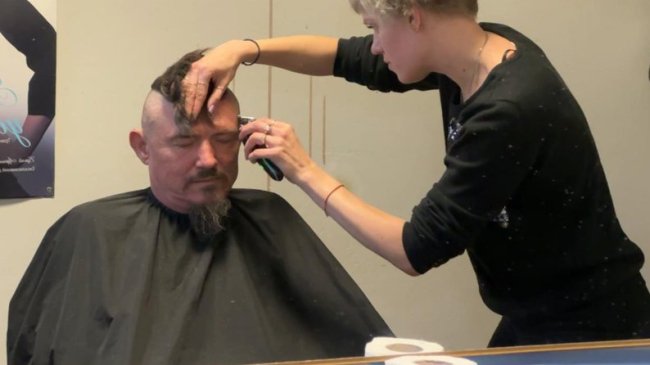 У луцькому шпиталі перукарки безплатно стрижуть військових