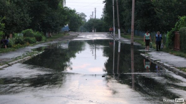 Дощ руйнує хати лучанам. ФОТО