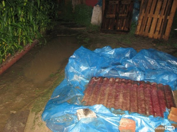 Дощ руйнує хати лучанам. ФОТО