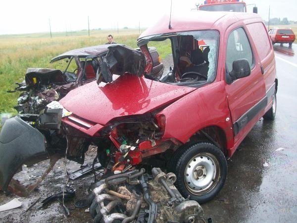 Дорожня аварія на трасі Луцьк-Рівне: авто розбиті вщент, люди - в реанімації. ФОТО