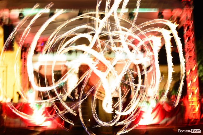 Вогонь у лініях і візерунках із «Ночі у Луцькому замку». ФОТО