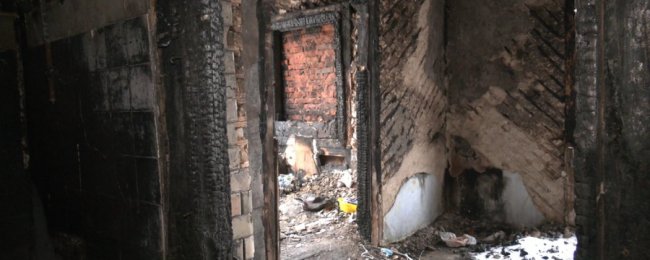 У місті на Волині сусіди воюють з чоловіком, який постійно підпалює власний будинок. ВІДЕО