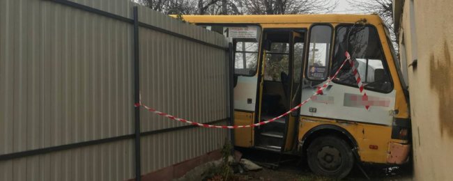 Водій луцької маршрутки, яка в'їхала в житловий будинок, працював перший день