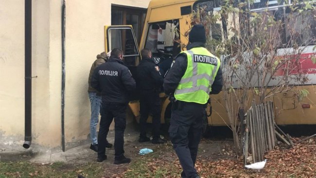 Водій луцької маршрутки, яка в'їхала в житловий будинок, працював перший день