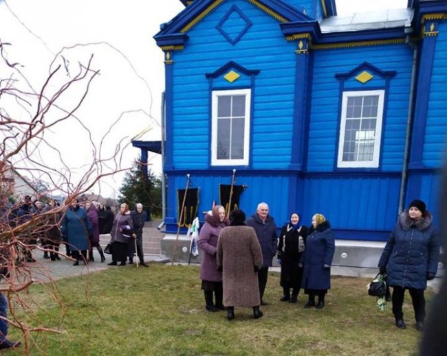 На Волині священник та прихильники УПЦ (МП) не пустили похоронну процесію у храм. ФОТО