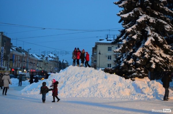 Засвітили головну ялинку Луцька. ФОТО 