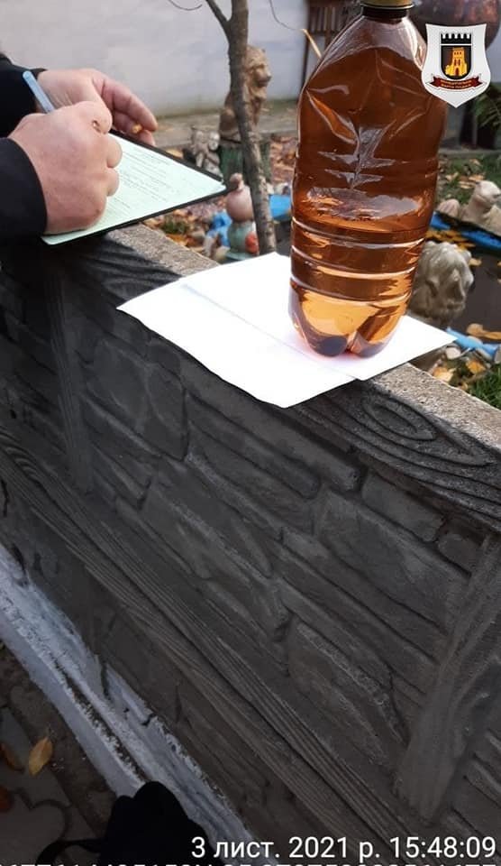 У приватному секторі Луцька муніципали викрили «точки», де торгували сурогатом