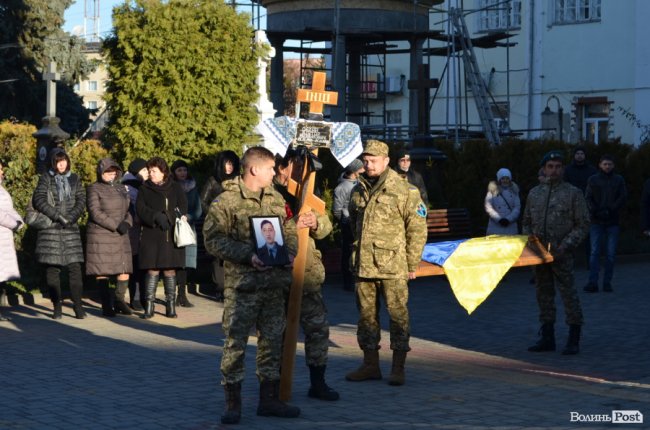 Загинув у день народження: Луцьк попрощався з воїном Віктором Лахаєм. ФОТОРЕПОРТАЖ