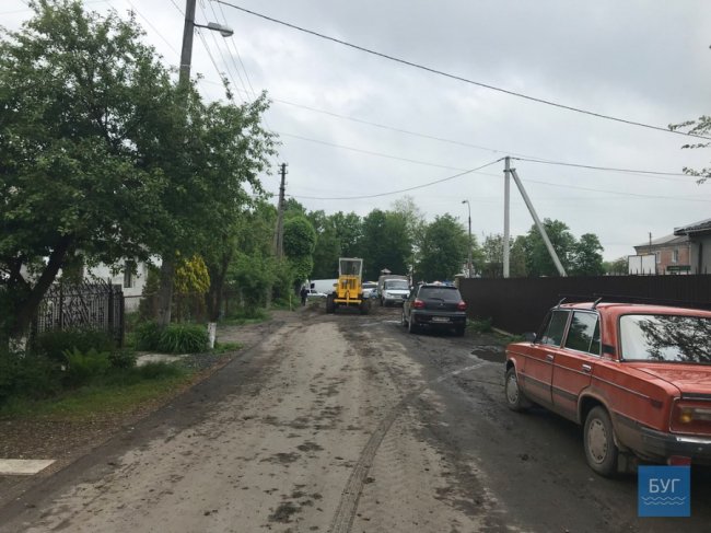 Нововолинці скаржаться на будтехніку, яка руйнує покриття на сусідній з будівництвом вулиці. ФОТО