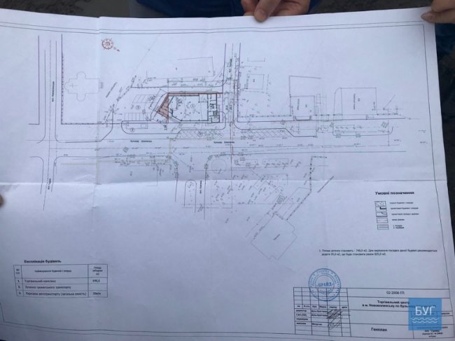 Нововолинці скаржаться на будтехніку, яка руйнує покриття на сусідній з будівництвом вулиці. ФОТО