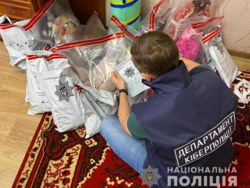 Знімали порно з дівчатками 6 і 9 років: у Києві затримали жінок, які розбещували своїх доньок 